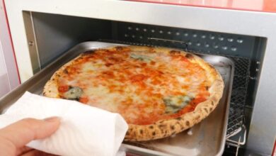 چگونه پیتزا را در آون توستر گرم کنیم؟